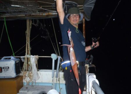 　夜のイカ釣りで幸真丸は出航でした(^^)/・・・・・