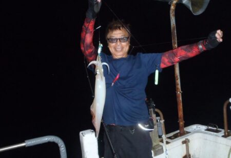 　夜のイカ釣りで幸真丸は出航でした(^^)/・・・・・