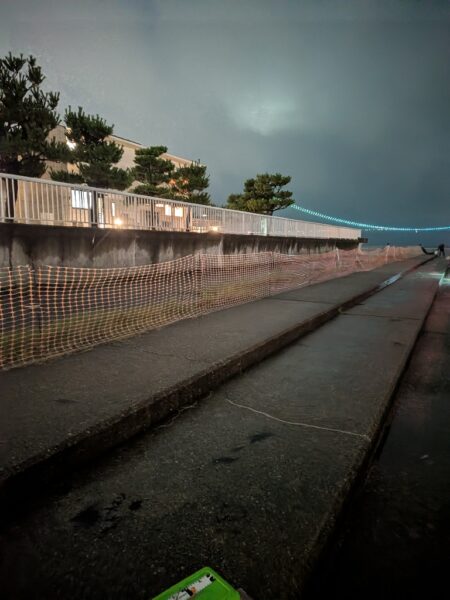ポツポツ雨の中