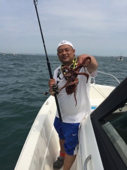 明石大橋の下で！